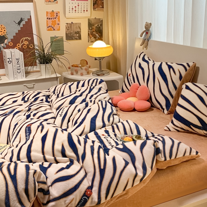 91家纺网 家纺一手货源 找家纺 大渔生活 2024新款牛奶绒印花系列四件套 温柔斑马