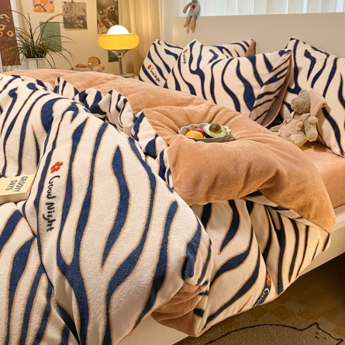 91家纺网 家纺一手货源 找家纺 大渔生活 2024新款牛奶绒印花系列四件套 温柔斑马