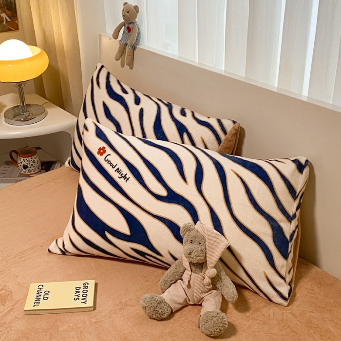 91家纺网 家纺一手货源 找家纺 大渔生活 2024新款牛奶绒印花系列四件套 温柔斑马