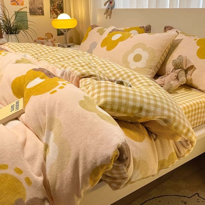 91家纺网 家纺一手货源 找家纺 大渔生活 2024新款牛奶绒印花系列四件套 熊朵朵