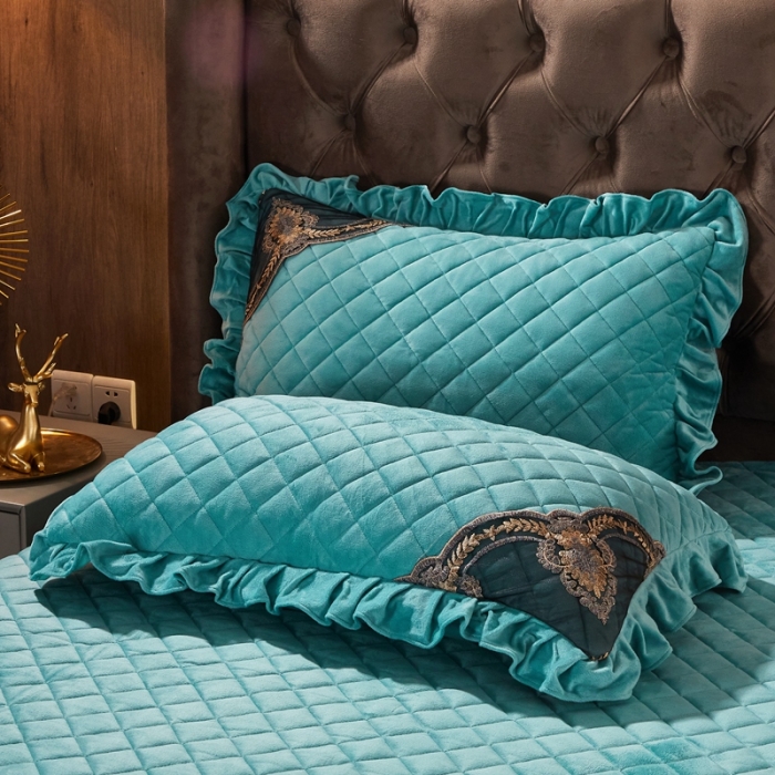 91家纺网 家纺一手货源 找家纺 家之硕 2022新款水晶绒夹棉床裙三件套系列-幸运花 青绿