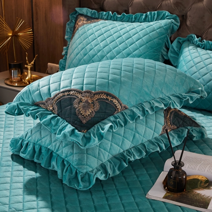 91家纺网 家纺一手货源 找家纺 家之硕 2022新款水晶绒夹棉床裙三件套系列-幸运花 青绿