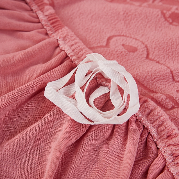 91家纺网 家纺一手货源 找家纺 逐日沙发套 2023新款阳离子雕花沙发套 饼干熊 粉红