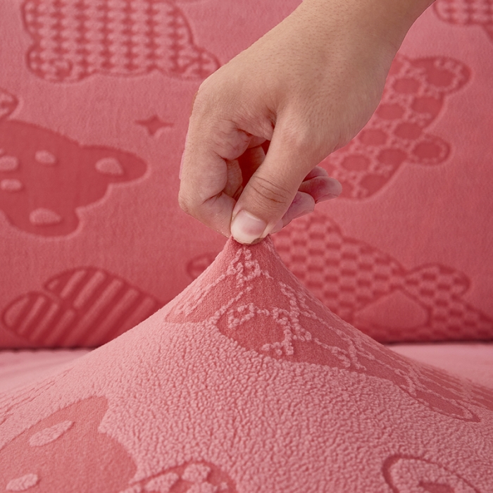 91家纺网 家纺一手货源 找家纺 逐日沙发套 2023新款阳离子雕花沙发套 饼干熊 粉红