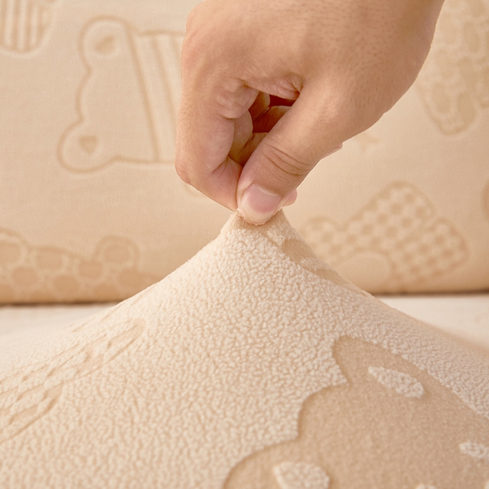 91家纺网 家纺一手货源 找家纺 逐日沙发套 2023新款阳离子雕花沙发套 饼干熊 米黄