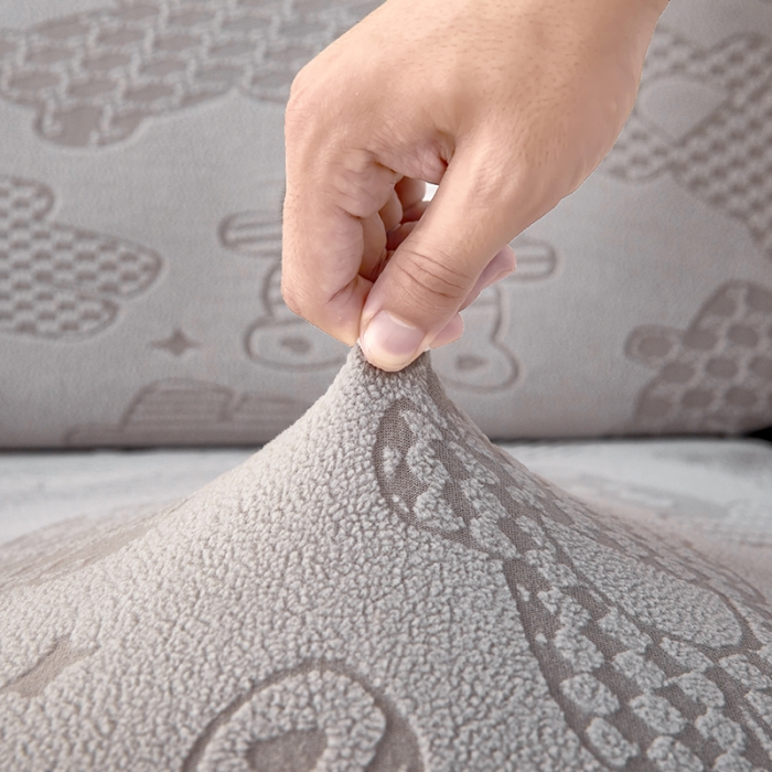 91家纺网 家纺一手货源 找家纺 逐日沙发套 2023新款阳离子雕花沙发套 饼干熊 浅灰