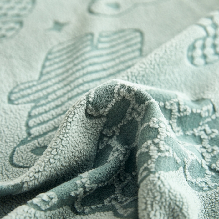 91家纺网 家纺一手货源 找家纺 逐日沙发套 2023新款阳离子雕花沙发套 饼干熊 豆绿