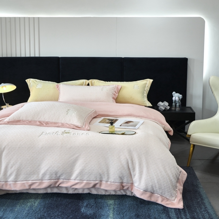 91家纺网 家纺一手货源 找家纺 （总）榻尚家居 2023新款奈思小熊牛奶绒四件套