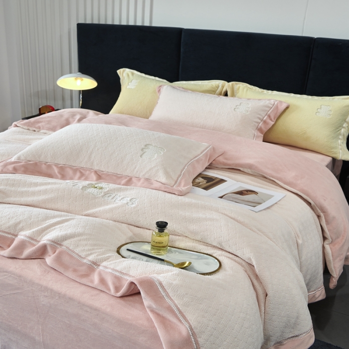 91家纺网 家纺一手货源 找家纺 （总）榻尚家居 2023新款奈思小熊牛奶绒四件套