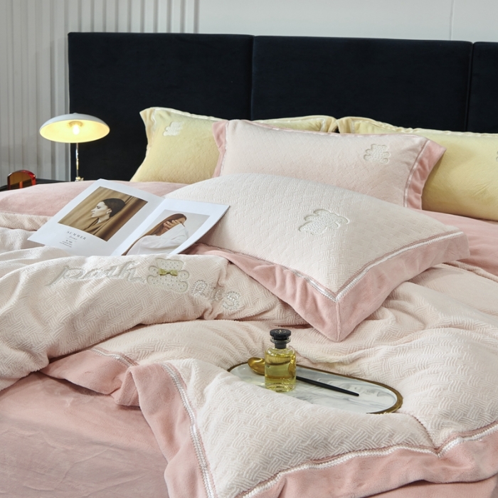 91家纺网 家纺一手货源 找家纺 （总）榻尚家居 2023新款奈思小熊牛奶绒四件套