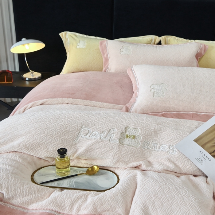 91家纺网 家纺一手货源 找家纺 （总）榻尚家居 2023新款奈思小熊牛奶绒四件套