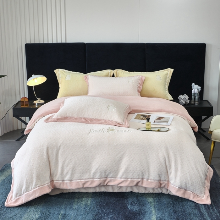 91家纺网 家纺一手货源 找家纺 榻尚家居 2023新款奈思小熊牛奶绒四件套 粉