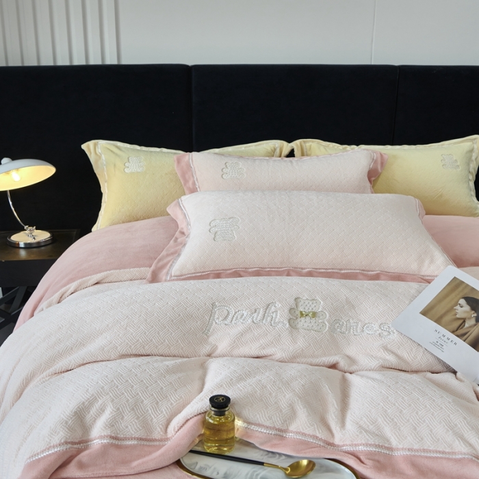 91家纺网 家纺一手货源 找家纺 榻尚家居 2023新款奈思小熊牛奶绒四件套 粉