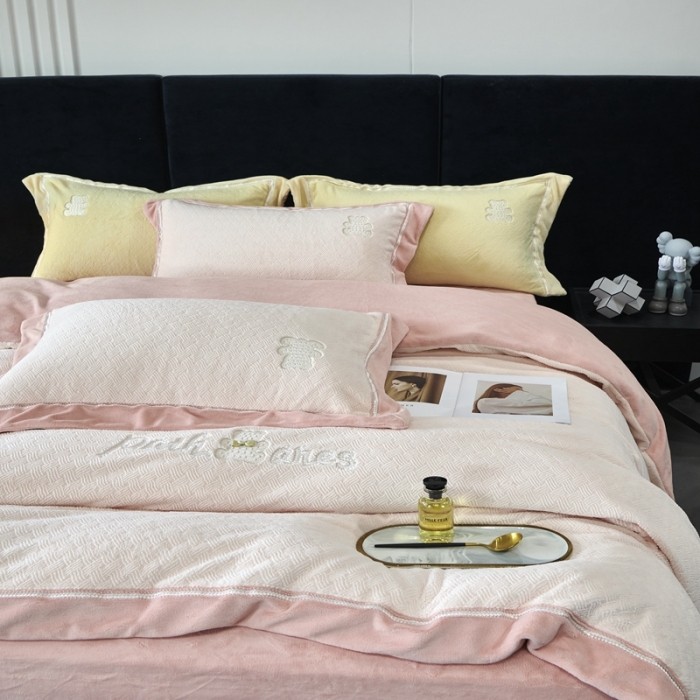 91家纺网 家纺一手货源 找家纺 榻尚家居 2023新款奈思小熊牛奶绒四件套 粉