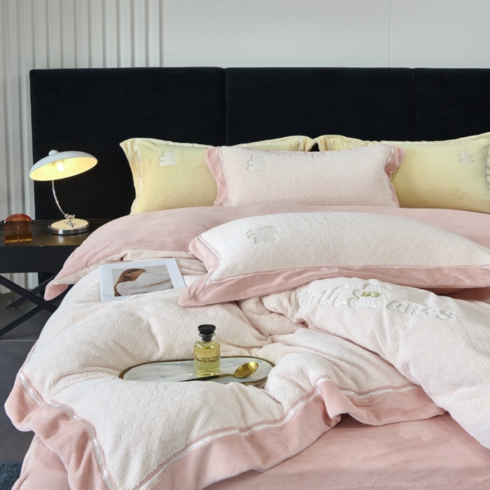 91家纺网 家纺一手货源 找家纺 榻尚家居 2023新款奈思小熊牛奶绒四件套 粉