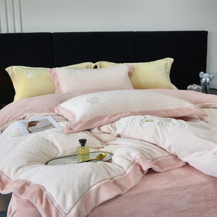 91家纺网 家纺一手货源 找家纺 榻尚家居 2023新款奈思小熊牛奶绒四件套 粉