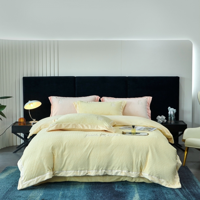 91家纺网 家纺一手货源 找家纺 榻尚家居 2023新款奈思小熊牛奶绒四件套 黄色