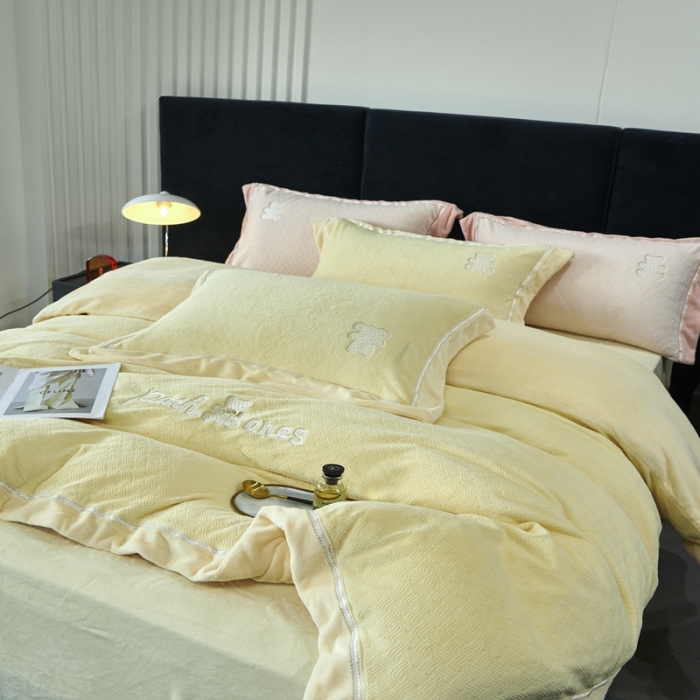91家纺网 家纺一手货源 找家纺 榻尚家居 2023新款奈思小熊牛奶绒四件套 黄色