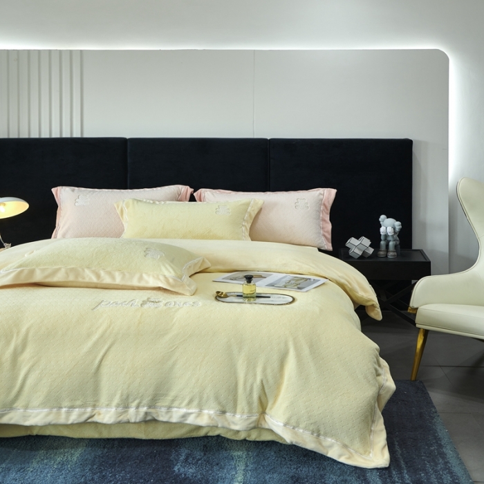 91家纺网 家纺一手货源 找家纺 榻尚家居 2023新款奈思小熊牛奶绒四件套 黄色