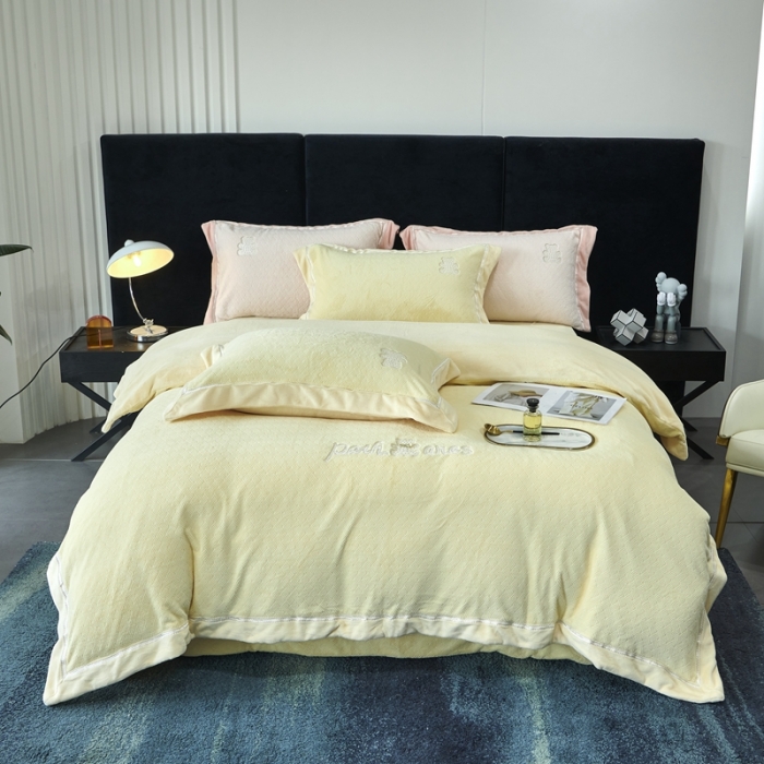 91家纺网 家纺一手货源 找家纺 榻尚家居 2023新款奈思小熊牛奶绒四件套 黄色