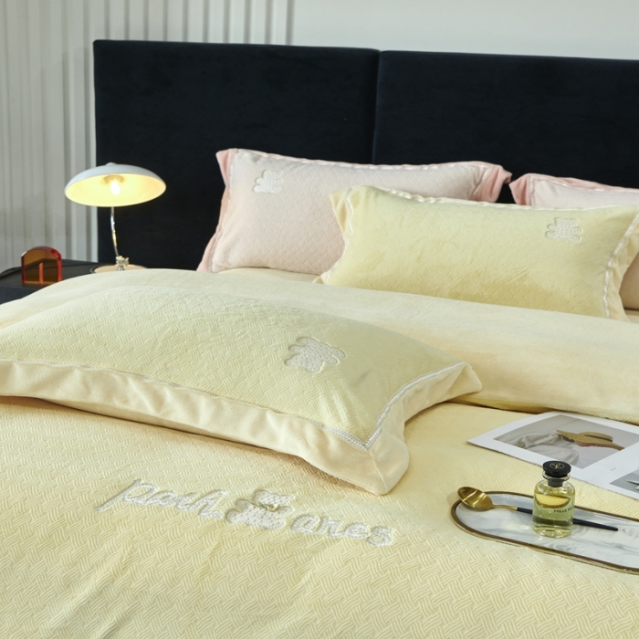 91家纺网 家纺一手货源 找家纺 榻尚家居 2023新款奈思小熊牛奶绒四件套 黄色