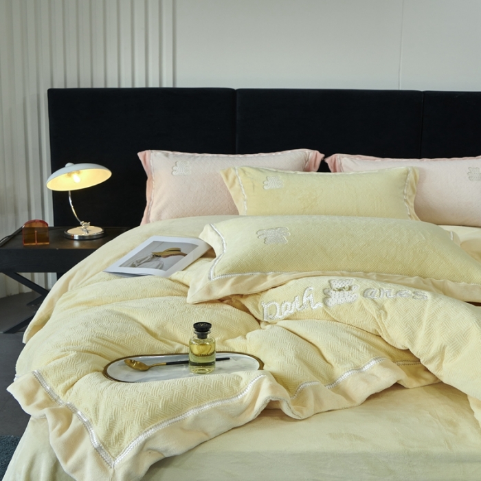 91家纺网 家纺一手货源 找家纺 榻尚家居 2023新款奈思小熊牛奶绒四件套 黄色