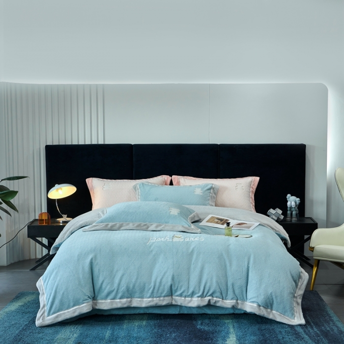 91家纺网 家纺一手货源 找家纺 榻尚家居 2023新款奈思小熊牛奶绒四件套 蓝色