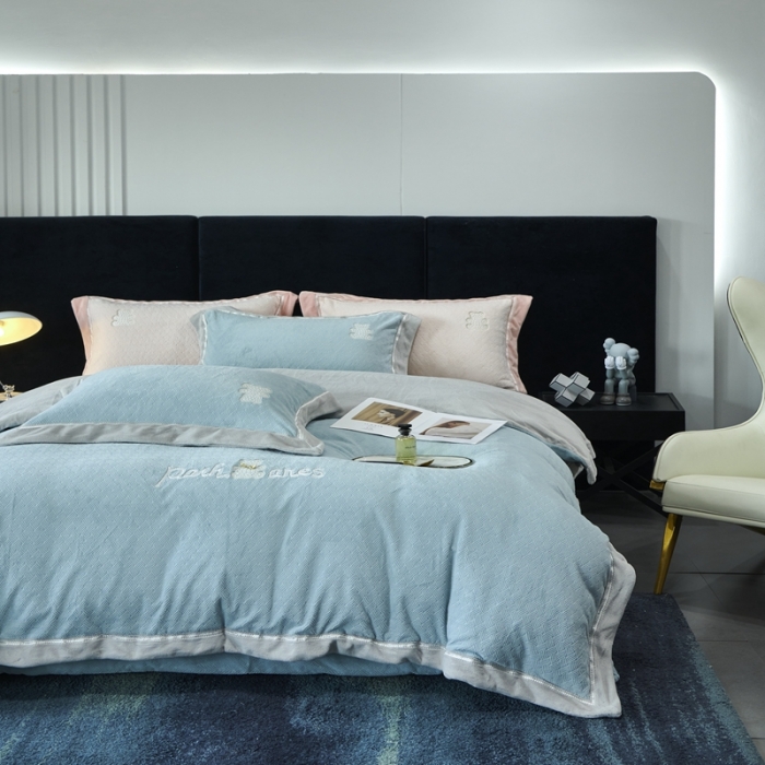 91家纺网 家纺一手货源 找家纺 榻尚家居 2023新款奈思小熊牛奶绒四件套 蓝色