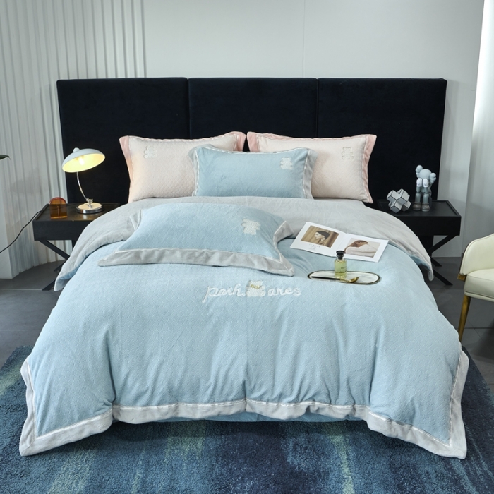 91家纺网 家纺一手货源 找家纺 榻尚家居 2023新款奈思小熊牛奶绒四件套 蓝色