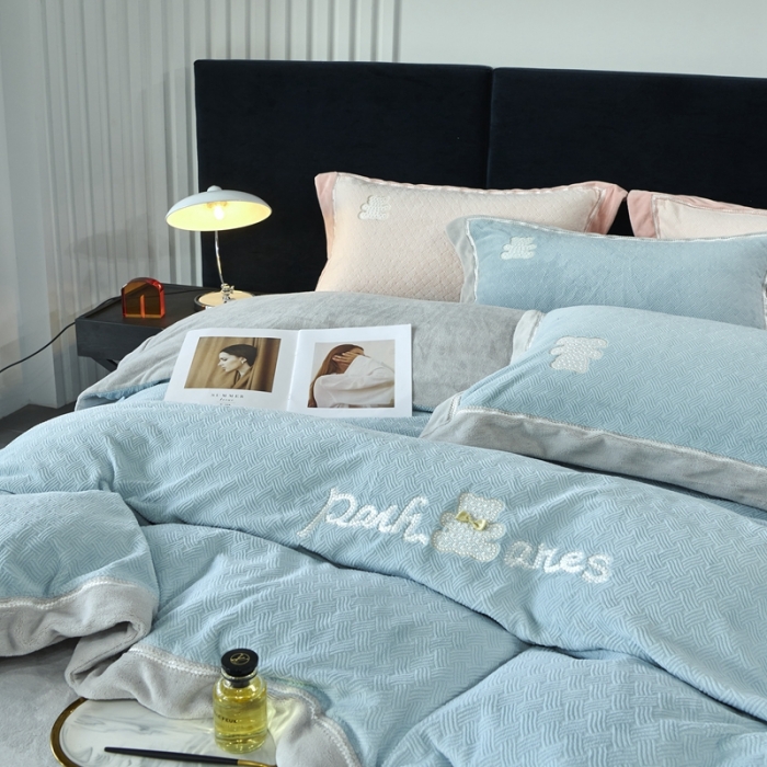 91家纺网 家纺一手货源 找家纺 榻尚家居 2023新款奈思小熊牛奶绒四件套 蓝色