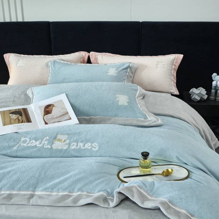 91家纺网 家纺一手货源 找家纺 榻尚家居 2023新款奈思小熊牛奶绒四件套 蓝色