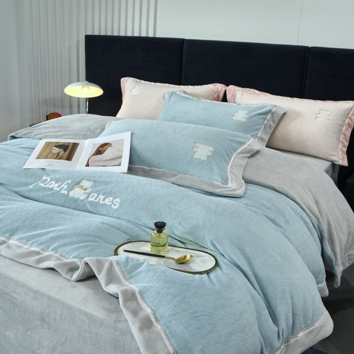 91家纺网 家纺一手货源 找家纺 榻尚家居 2023新款奈思小熊牛奶绒四件套 蓝色