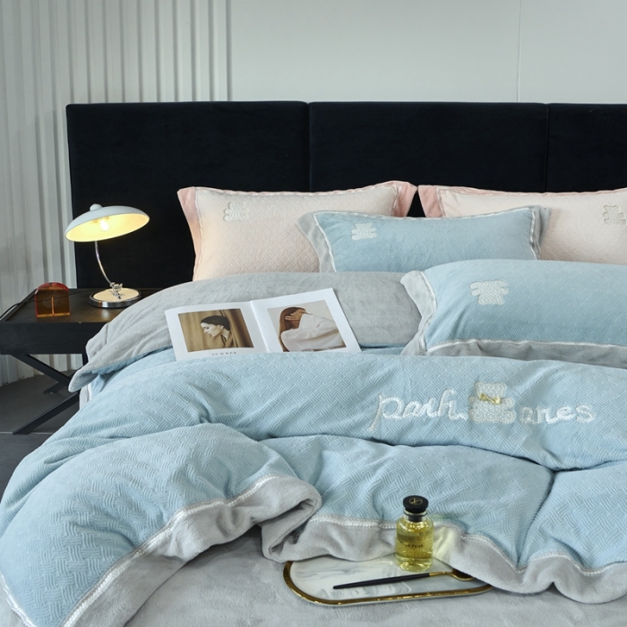 91家纺网 家纺一手货源 找家纺 榻尚家居 2023新款奈思小熊牛奶绒四件套 蓝色