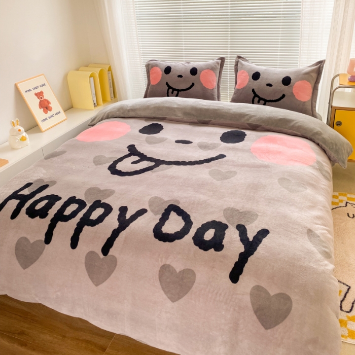 91家纺网 家纺一手货源 找家纺 慕尚 2022爆款大版高克重印花牛奶绒四件套 开心笑脸