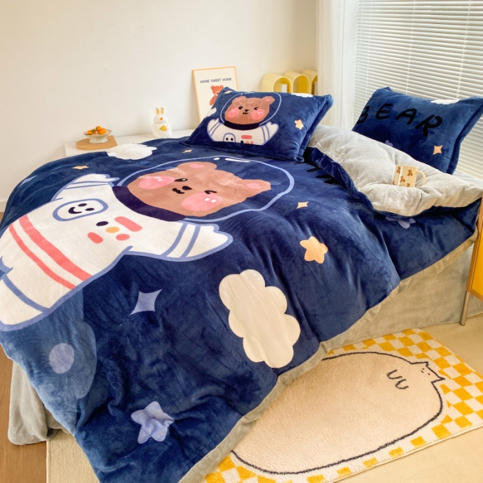 91家纺网 家纺一手货源 找家纺 慕尚 2022爆款大版高克重印花牛奶绒四件套 太空熊宝