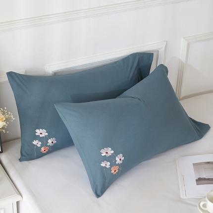91家纺网 家纺一手货源 找家纺 丰淘2022新款水洗棉绣花枕套 亭亭玉立-蔚蓝