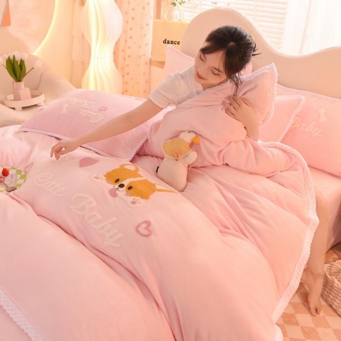 91家纺网 家纺一手货源 找家纺 菲儿  2022新款毛巾绣牛奶绒四件套 旺仔-萝莉粉