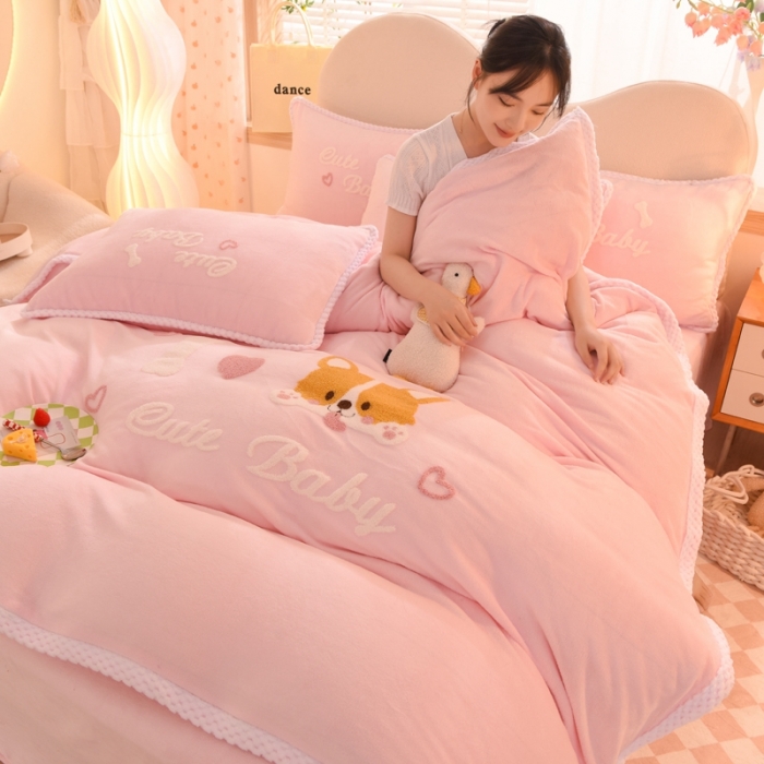 91家纺网 家纺一手货源 找家纺 菲儿  2022新款毛巾绣牛奶绒四件套 旺仔-萝莉粉