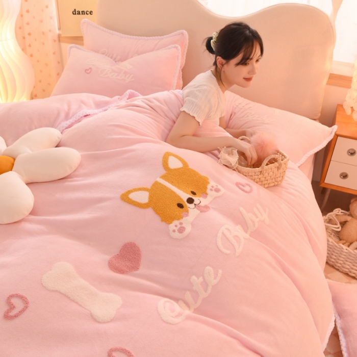 91家纺网 家纺一手货源 找家纺 菲儿  2022新款毛巾绣牛奶绒四件套 旺仔-萝莉粉