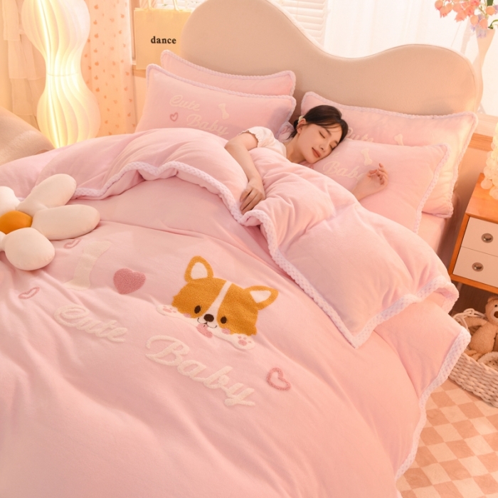 91家纺网 家纺一手货源 找家纺 菲儿  2022新款毛巾绣牛奶绒四件套 旺仔-萝莉粉