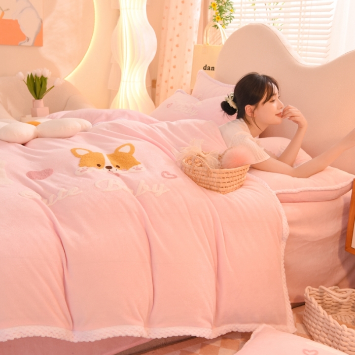 91家纺网 家纺一手货源 找家纺 菲儿  2022新款毛巾绣牛奶绒四件套 旺仔-萝莉粉