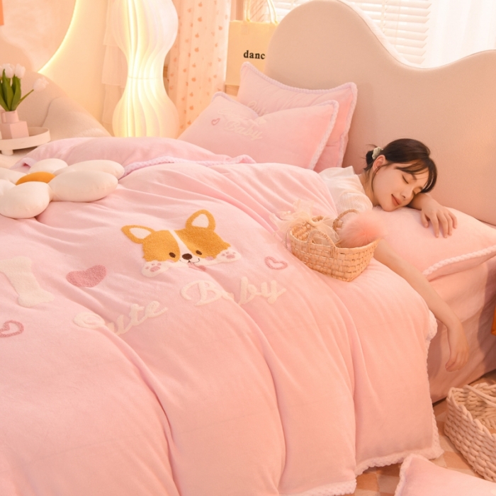 91家纺网 家纺一手货源 找家纺 菲儿  2022新款毛巾绣牛奶绒四件套 旺仔-萝莉粉