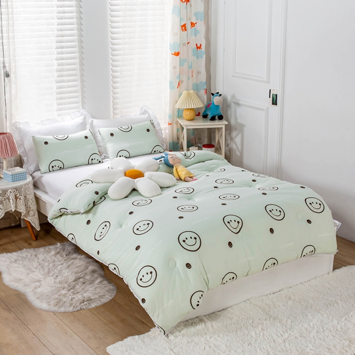 91家纺网 家纺一手货源 找家纺 天瑜家纺2023新款A类针织棉冬被儿童冬被 笑脸绿
