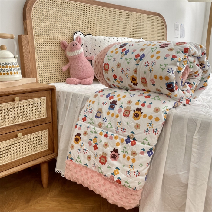 91家纺网 家纺一手货源 找家纺 源启生活 2022新款韩国手工包边豆豆单人被被子被芯 花花世界