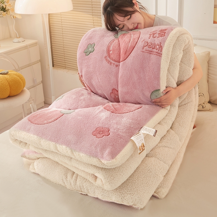 91家纺网 家纺一手货源 找家纺 梦初语 2022新款加厚保暖雪花绒加羊羔绒冬被 桃之夭夭