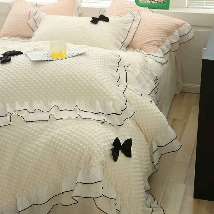 91家纺网 家纺一手货源 找家纺 玛奇朵2022新款母婴级A类豆豆绒雪纺双层花边珍妮系列珍妮白