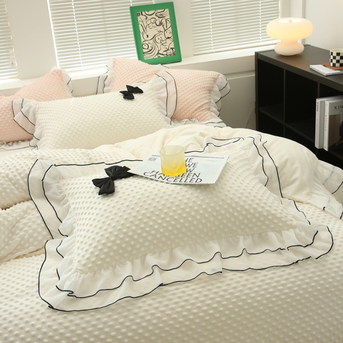 91家纺网 家纺一手货源 找家纺 玛奇朵2022新款母婴级A类豆豆绒雪纺双层花边珍妮系列珍妮白