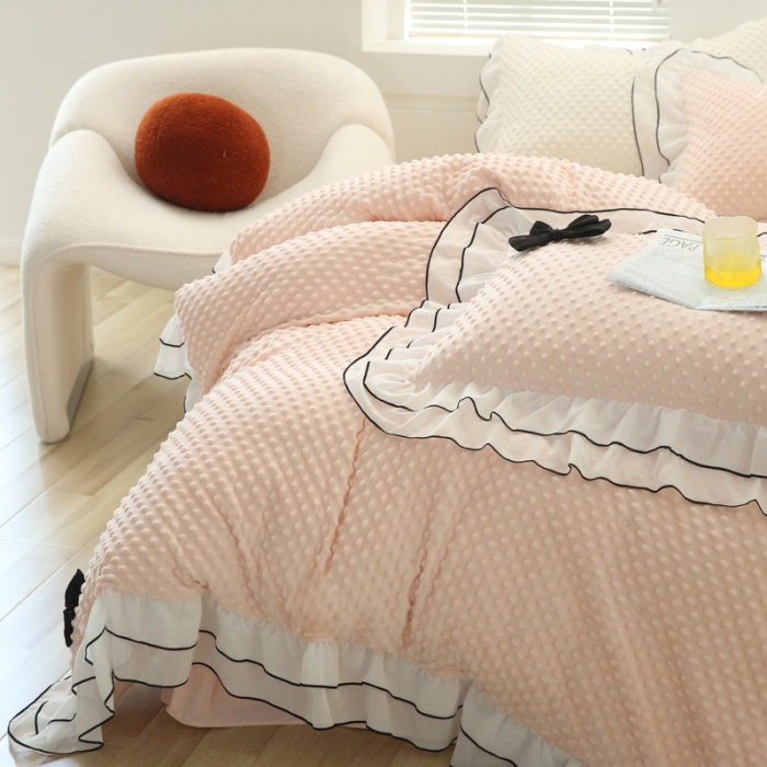 91家纺网 家纺一手货源 找家纺 玛奇朵2022新款母婴级A类豆豆绒雪纺双层花边珍妮系列珍妮粉