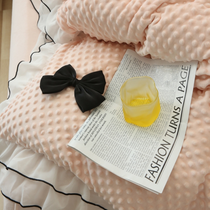 91家纺网 家纺一手货源 找家纺 玛奇朵2022新款母婴级A类豆豆绒雪纺双层花边珍妮系列珍妮粉