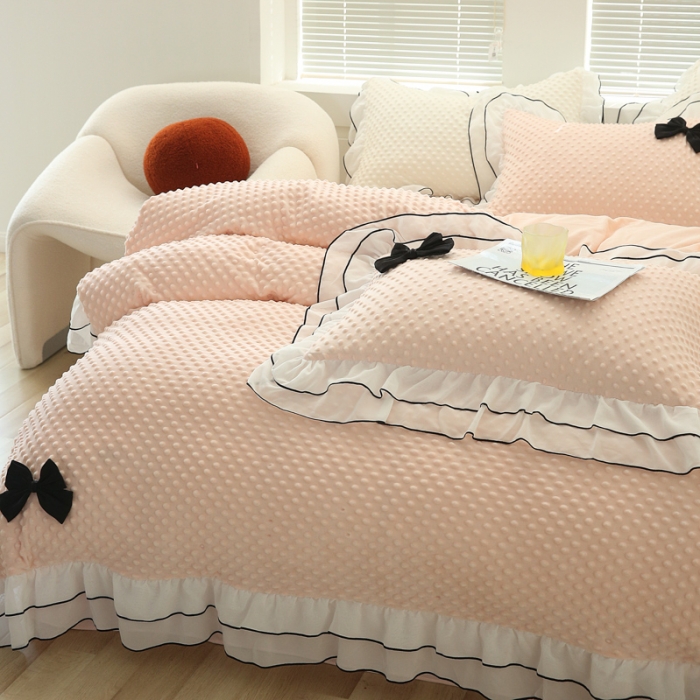 91家纺网 家纺一手货源 找家纺 玛奇朵2022新款母婴级A类豆豆绒雪纺双层花边珍妮系列珍妮粉